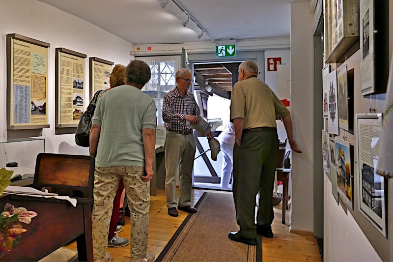  Interessierte Besucher im Heimatmuseum Benshausen