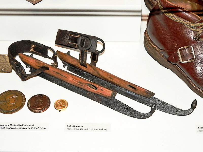 Ein Paar historische Schlittschuhe in der Ausstellung des Stadtmuseums